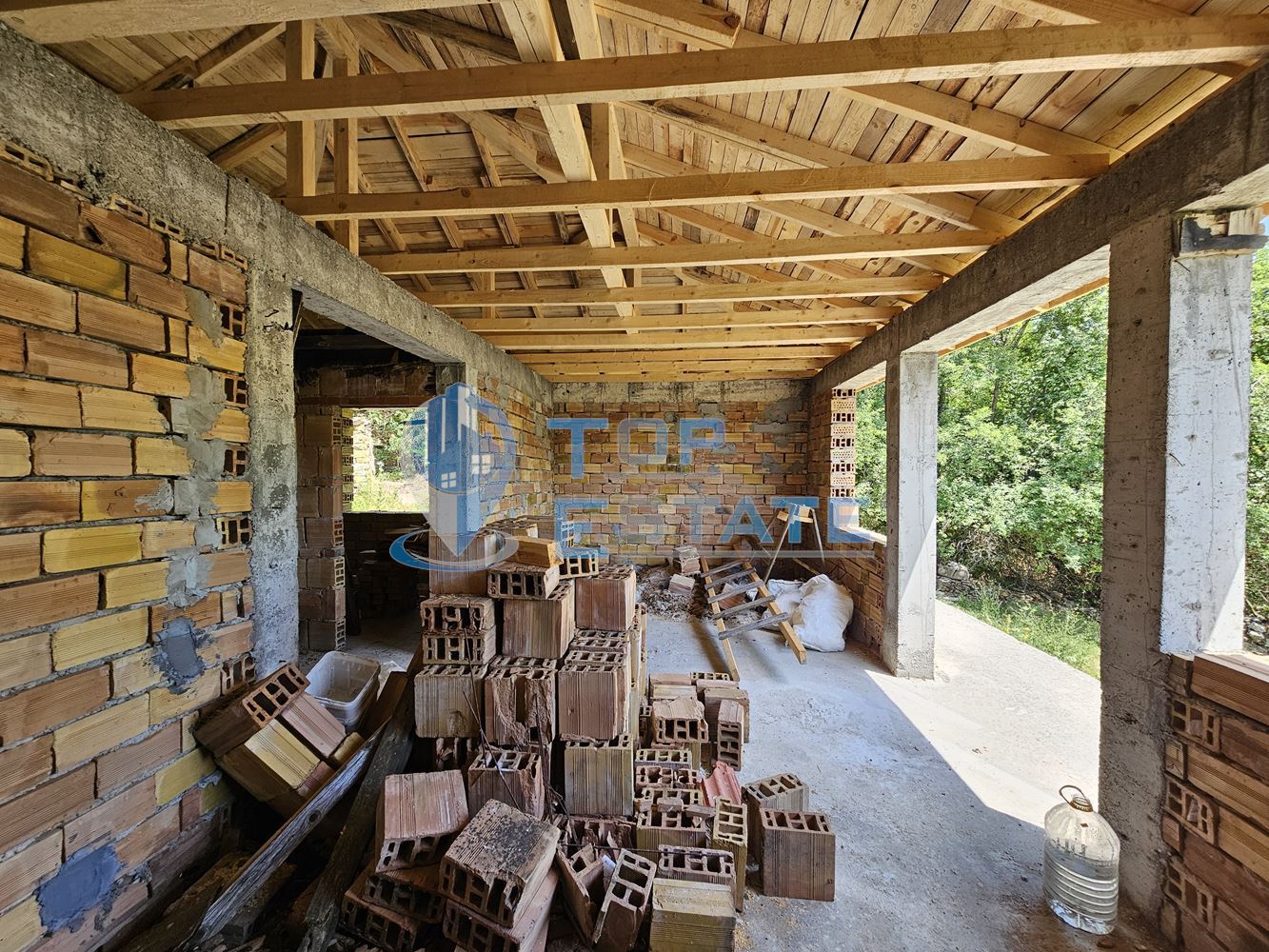 Голям панорамен парцел с къща на груб строеж със завършен покрив в село Славейково, област Габрово-0 Голям панорамен парцел с къща на груб строеж със завършен покрив в село Славейково, област Габрово - 0