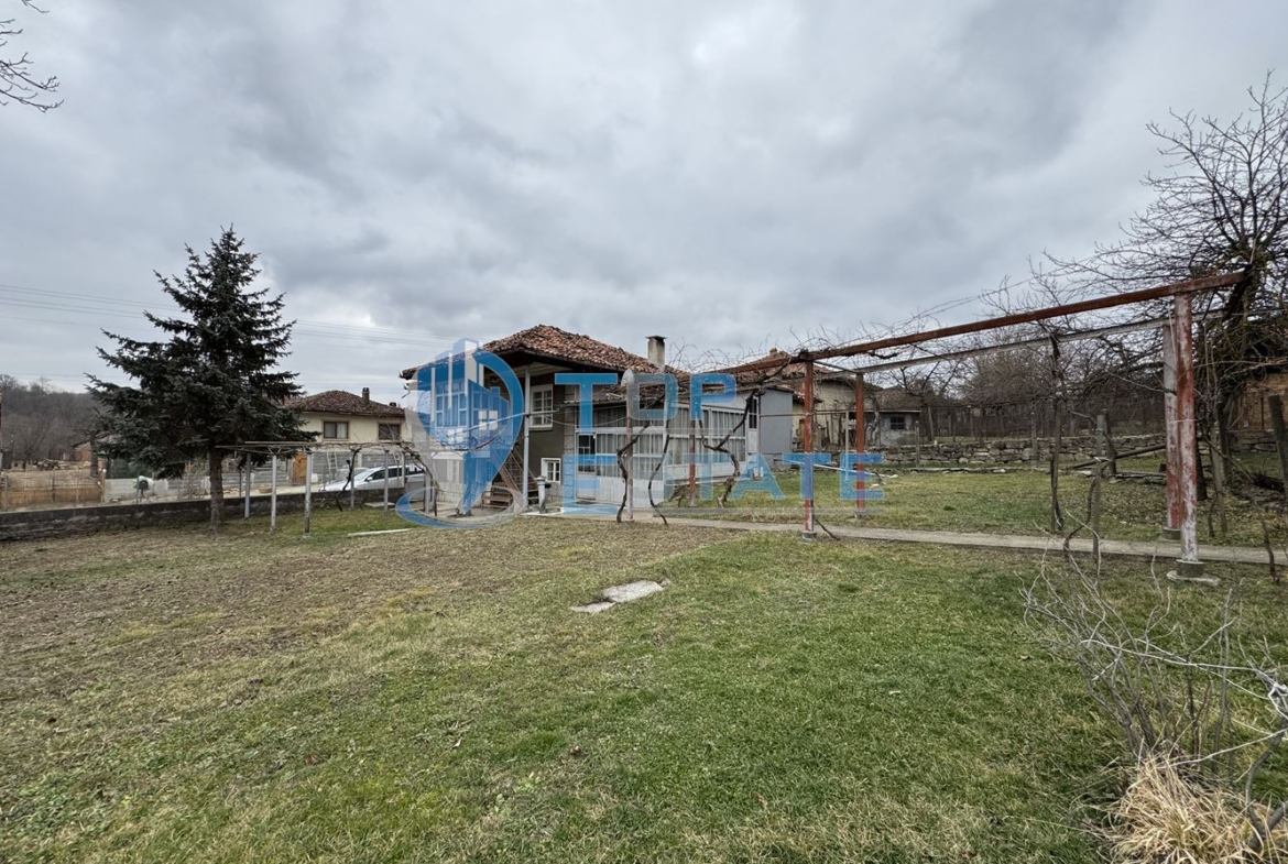 Двуетажна тухлена къща с гараж в с. Константин, област Велико Търново - 0