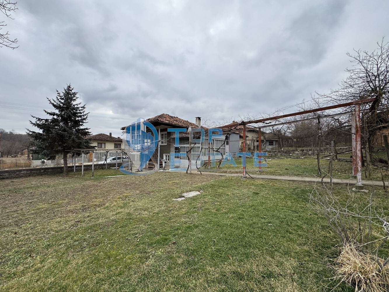 Двуетажна тухлена къща с гараж в с. Константин, област Велико Търново-0 Двуетажна тухлена къща с гараж в с. Константин, област Велико Търново - 0