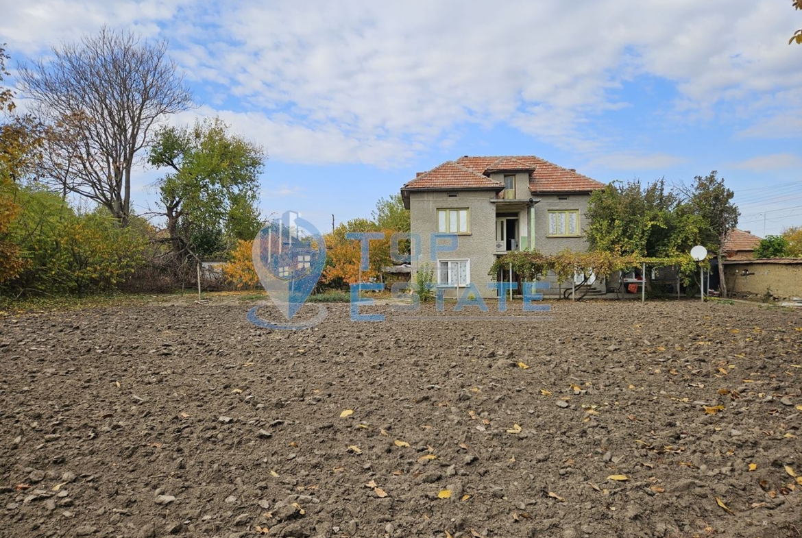 Масивна двуетажна къща с голям двор и гараж в село Караисен - 0