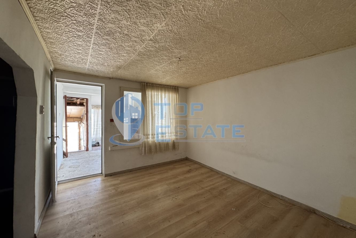 Тухлена къща с кладенец и стопански постройки в село Драганово, област Велико Търново - 0