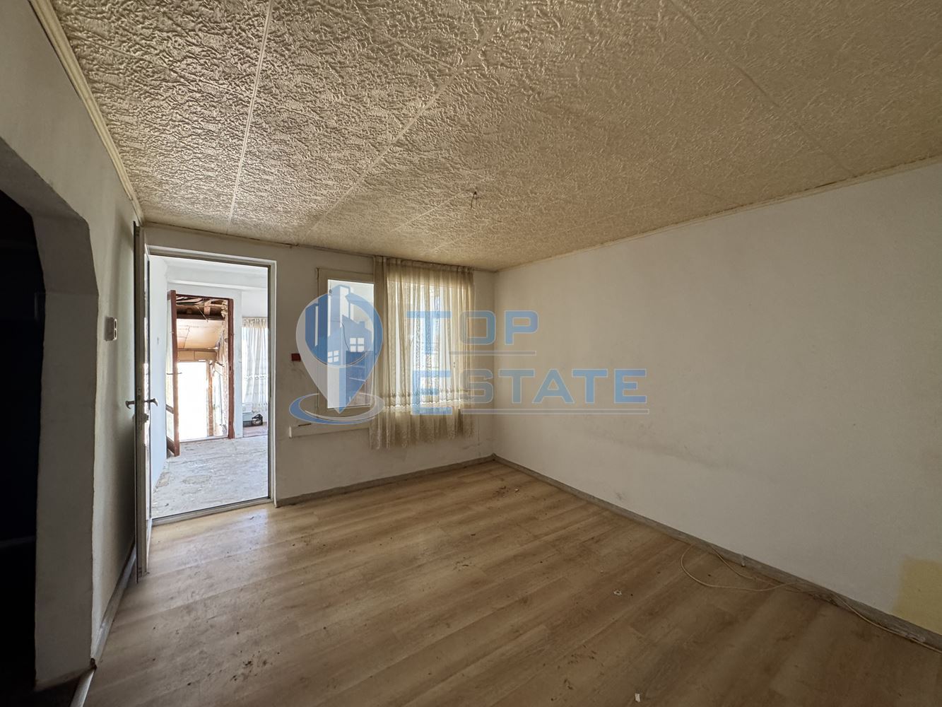 Тухлена къща с кладенец и стопански постройки в село Драганово, област Велико Търново - 0