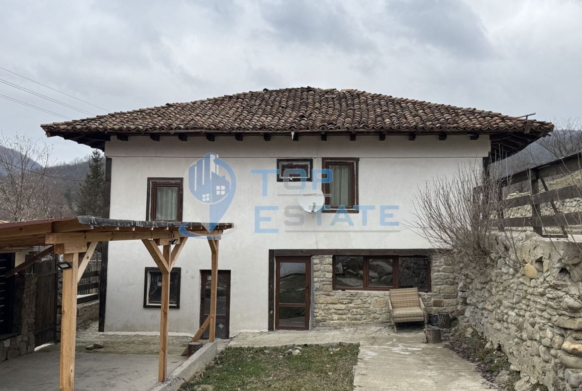 Двуетажна къща с панорамна гледка в гр. Елена, област Велико Търново - 0