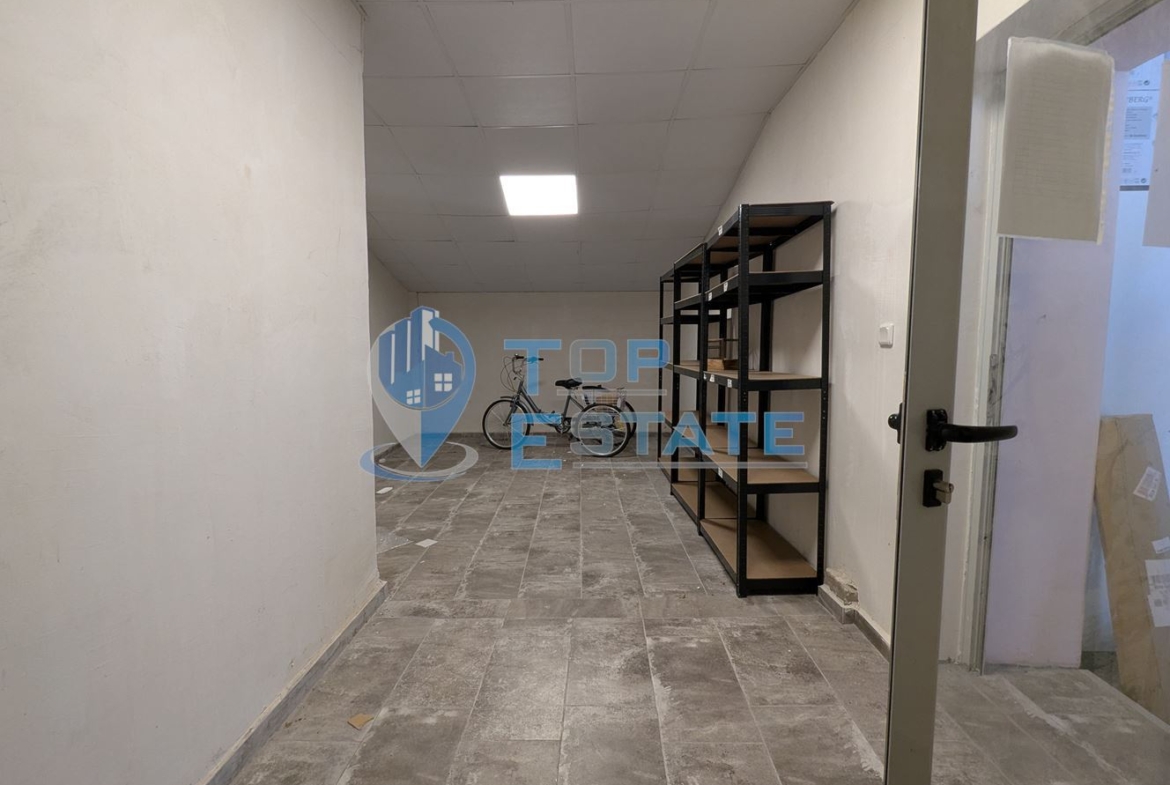 Търговско помещение на центъра на село Първомайци, област Велико Търново - 0