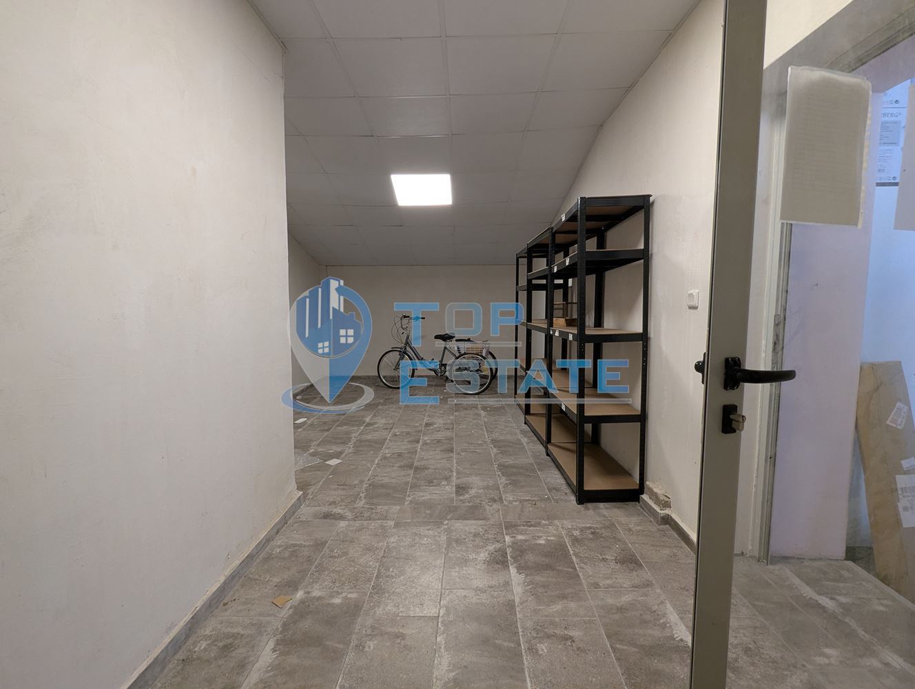 Търговско помещение на центъра на село Първомайци, област Велико Търново - 0