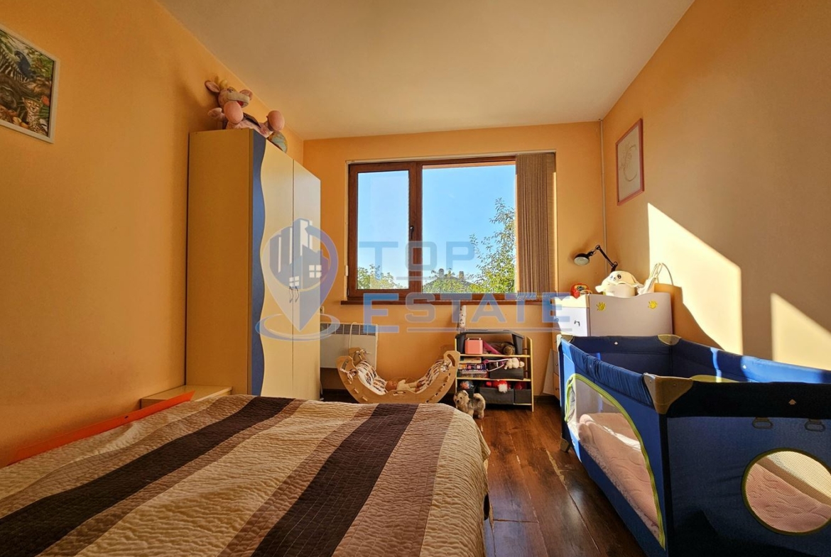 Обзаведена къща с три спални, барбекю, двор и гараж в село Поликраище, област Велико Търново - 0