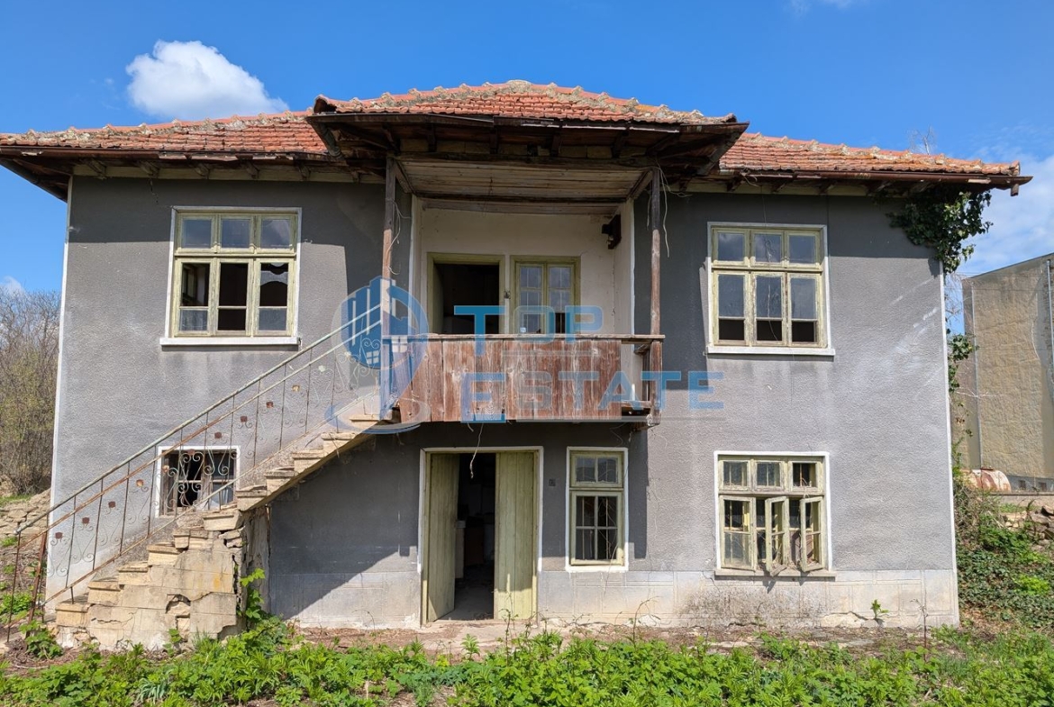 Двуетажна къща с голям двор и кладенец в село Иванча - 0