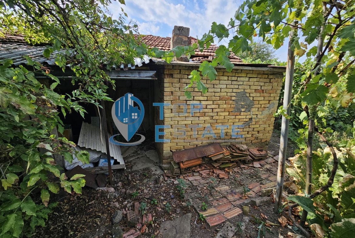 Монолитна двуетажна къща с втора къща в един двор в село Ново Градище, област Велико Търново - 0