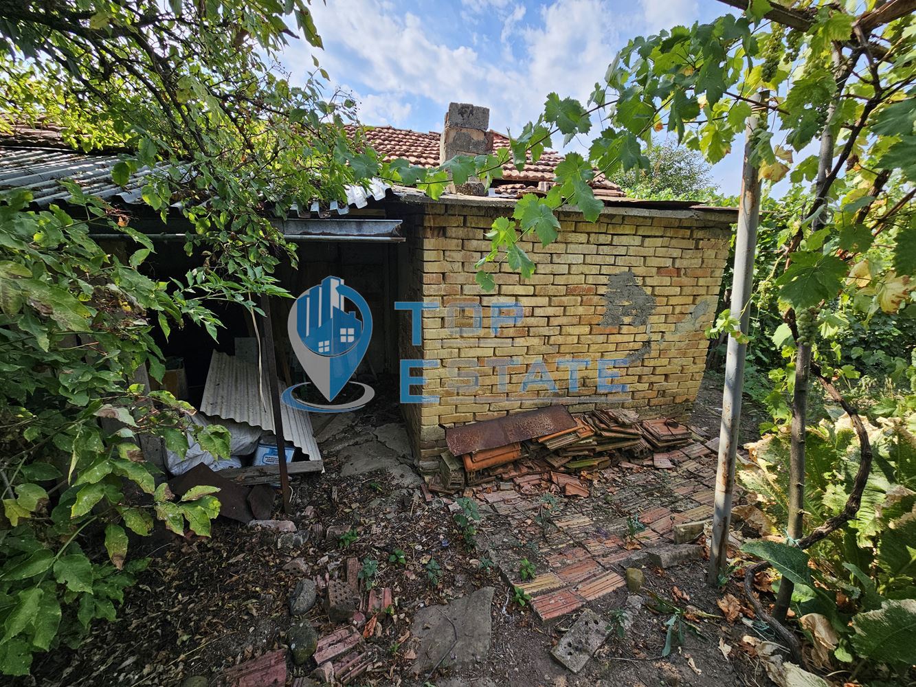 Монолитна двуетажна къща с втора къща в един двор в село Ново Градище, област Велико Търново - 0