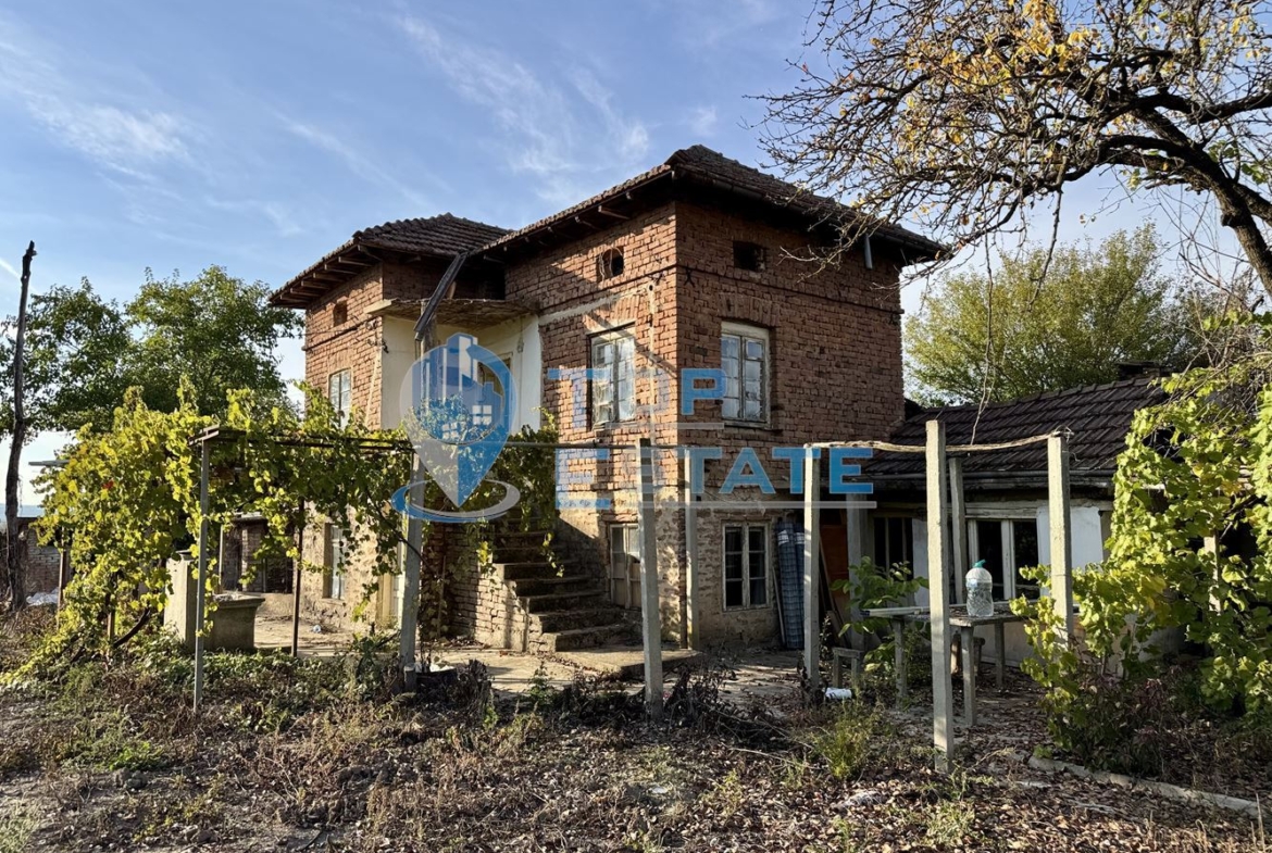 Двуетажна тухлена къща с кладенец в с. Михалци, област Велико Търново. - 0