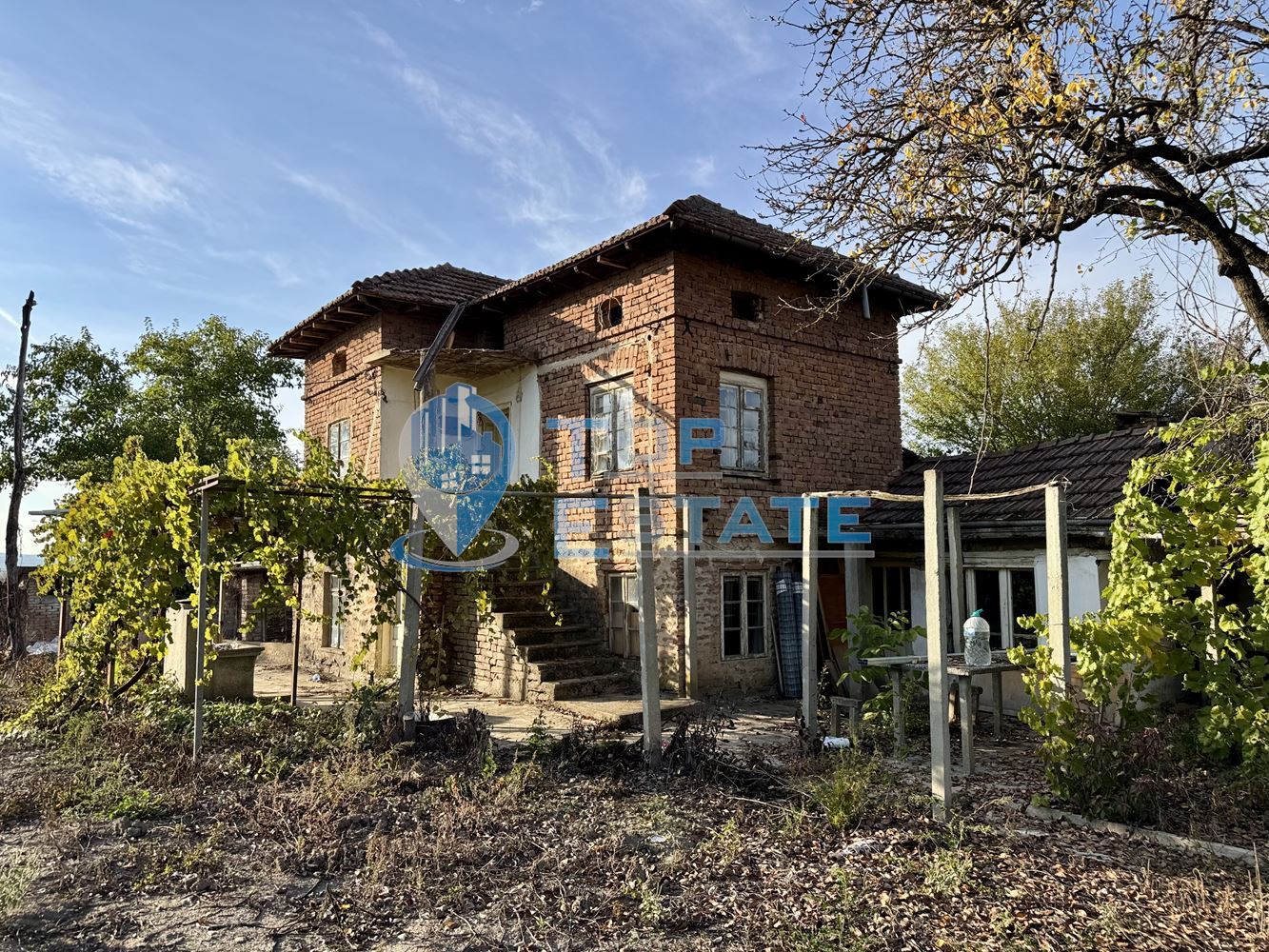 Двуетажна тухлена къща с кладенец в с. Михалци, област Велико Търново.-0 Двуетажна тухлена къща с кладенец в с. Михалци, област Велико Търново. - 0