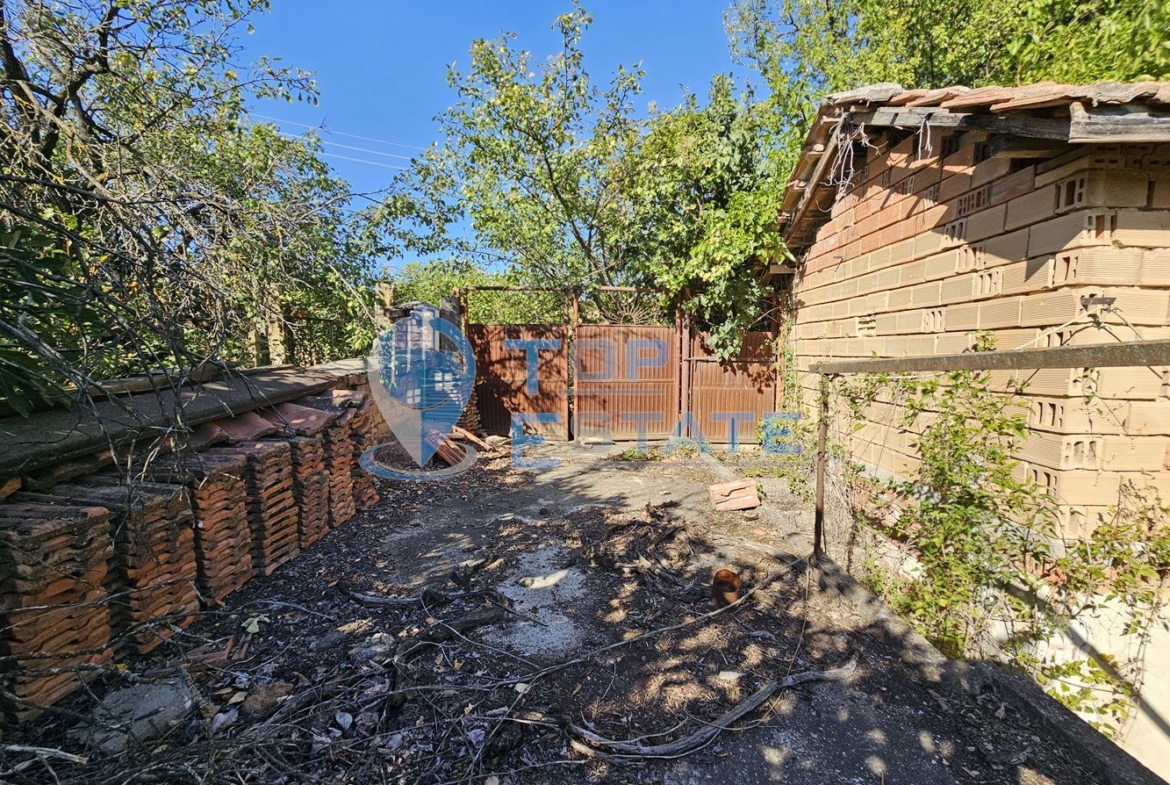 Тухлена къща с вътрешна тоалетна, гараж и голям двор в село Българско сливово, област В. Търново - 0