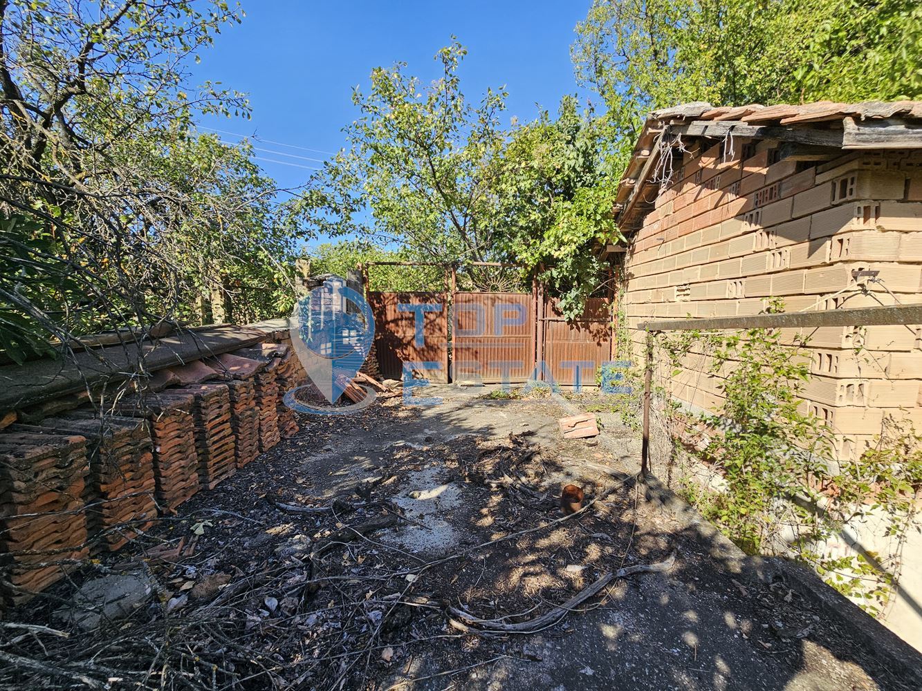 Тухлена къща с вътрешна тоалетна, гараж и голям двор в село Българско сливово, област В. Търново - 0