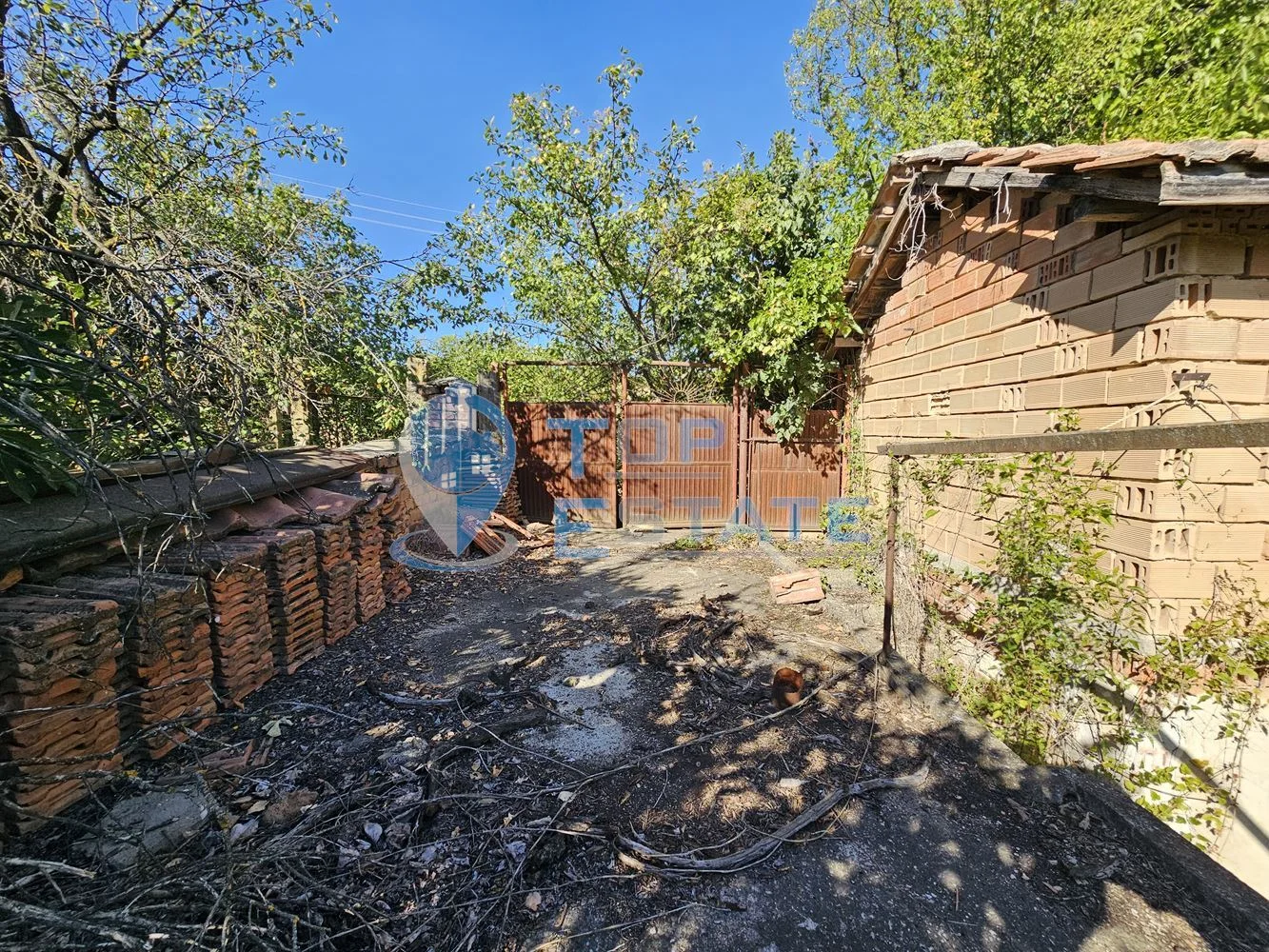 Тухлена къща с вътрешна тоалетна, гараж и голям двор в село Българско сливово, област В. Търново - 0