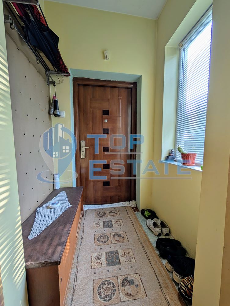 Едноетажна къща с множество стопански постройки и голям двор в село Хаджидимитрово - 0