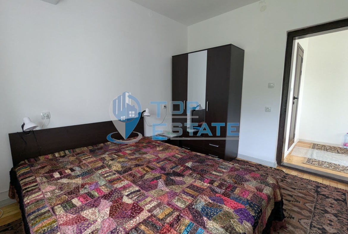 Двуетажна реновирана тухлена къща на центъра на село Поликраище, област Велико Търново - 0