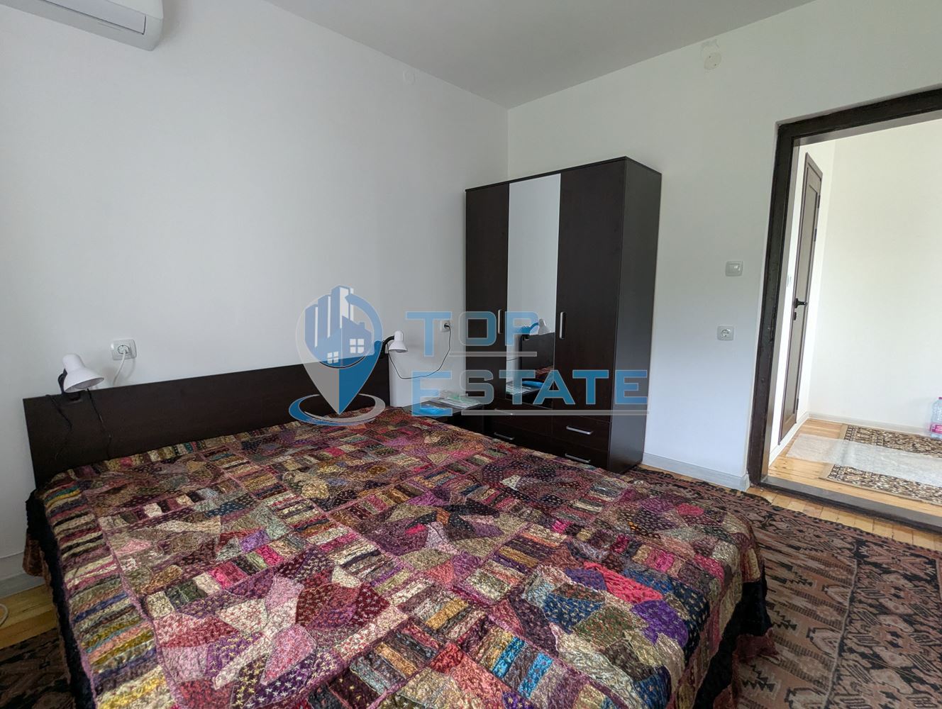 Двуетажна реновирана тухлена къща на центъра на село Поликраище, област Велико Търново - 0