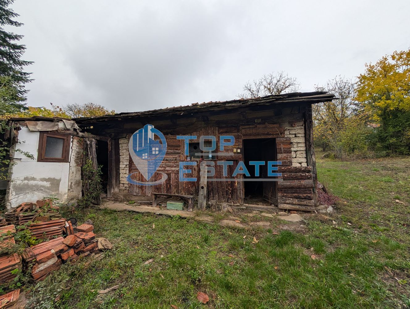 Двуетажна автентична къща с голям двор в село Лесичарка - 0