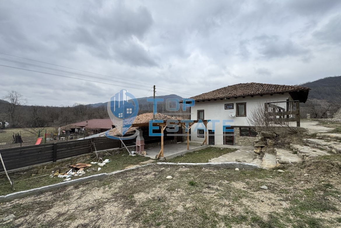 Двуетажна къща с панорамна гледка в гр. Елена, област Велико Търново - 0