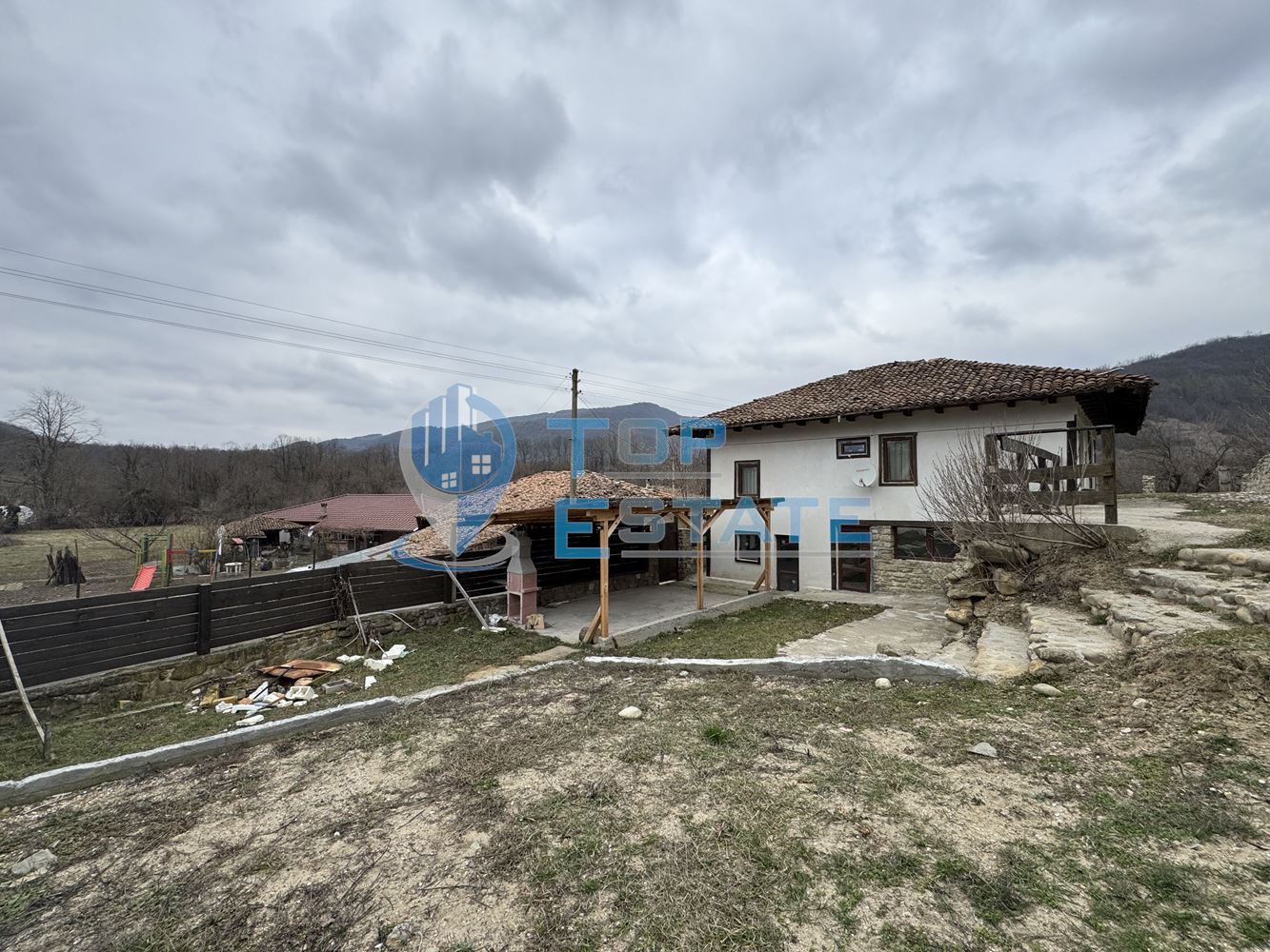 Двуетажна къща с панорамна гледка в гр. Елена, област Велико Търново - 0