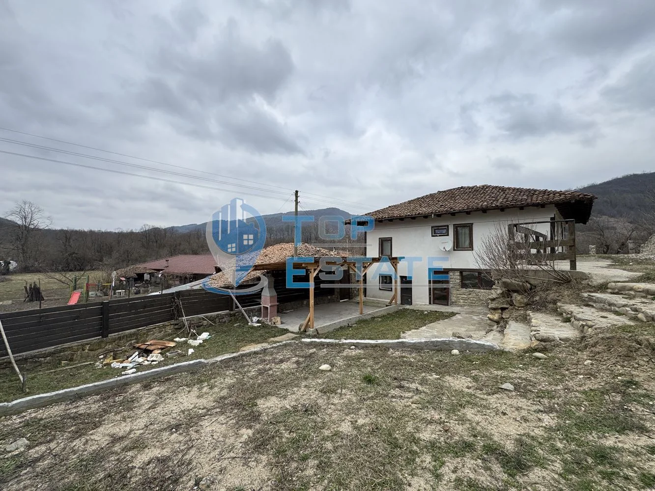 Двуетажна къща с панорамна гледка в гр. Елена, област Велико Търново - 0