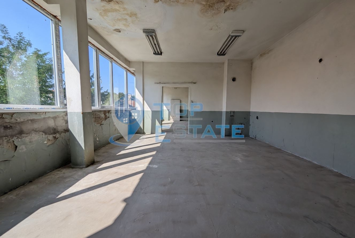 Търговска сграда в центъра на село Самоводене - 0