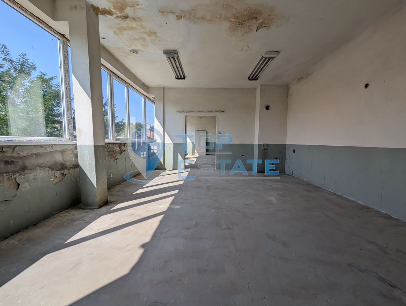 Търговска сграда в центъра на село Самоводене - 0