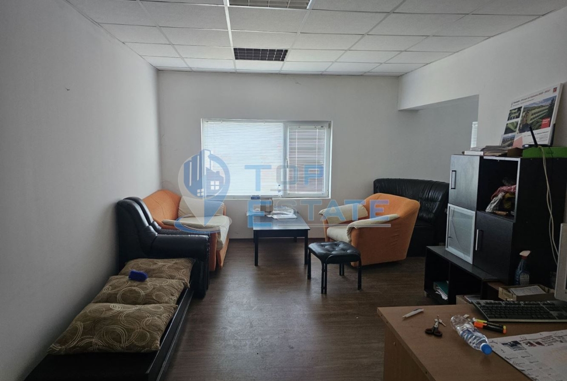 Просторен офис със самостоятелен достъп под наем в град Горна Оряховица - 0