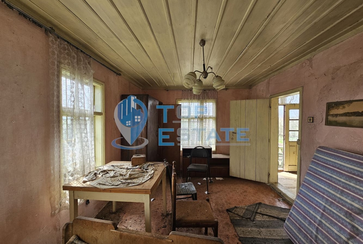 Двуетажна къща с голям двор в село Върбица, област Велико Търново - 0