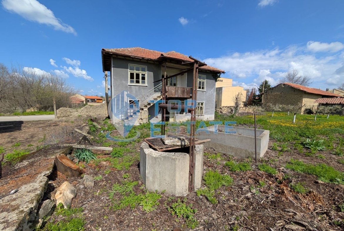 Двуетажна къща с голям двор и кладенец в село Иванча - 0