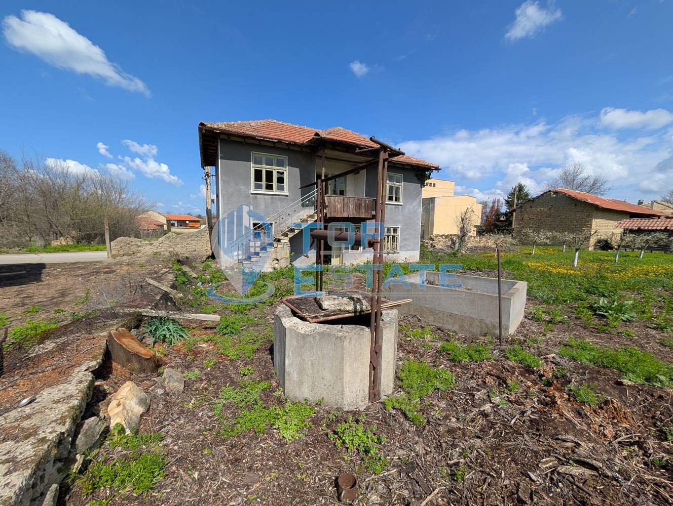 Двуетажна къща с голям двор и кладенец в село Иванча - 0