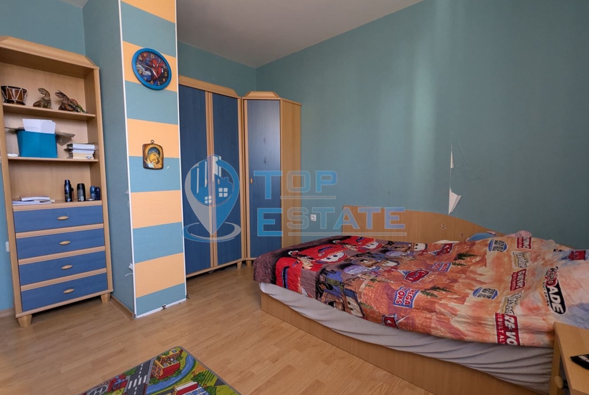 Масивна триетажна къща със сауна и басейн в близост до центъра на град Горна Оряховица, област Велико Търново - 0