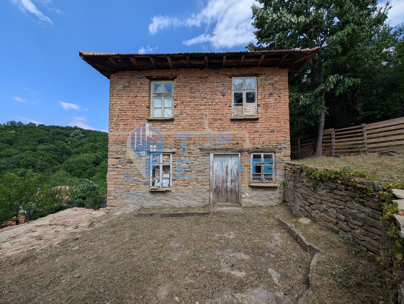 Двуетажна къща с уникална панорамна гледка в Тревненския балкан - 0