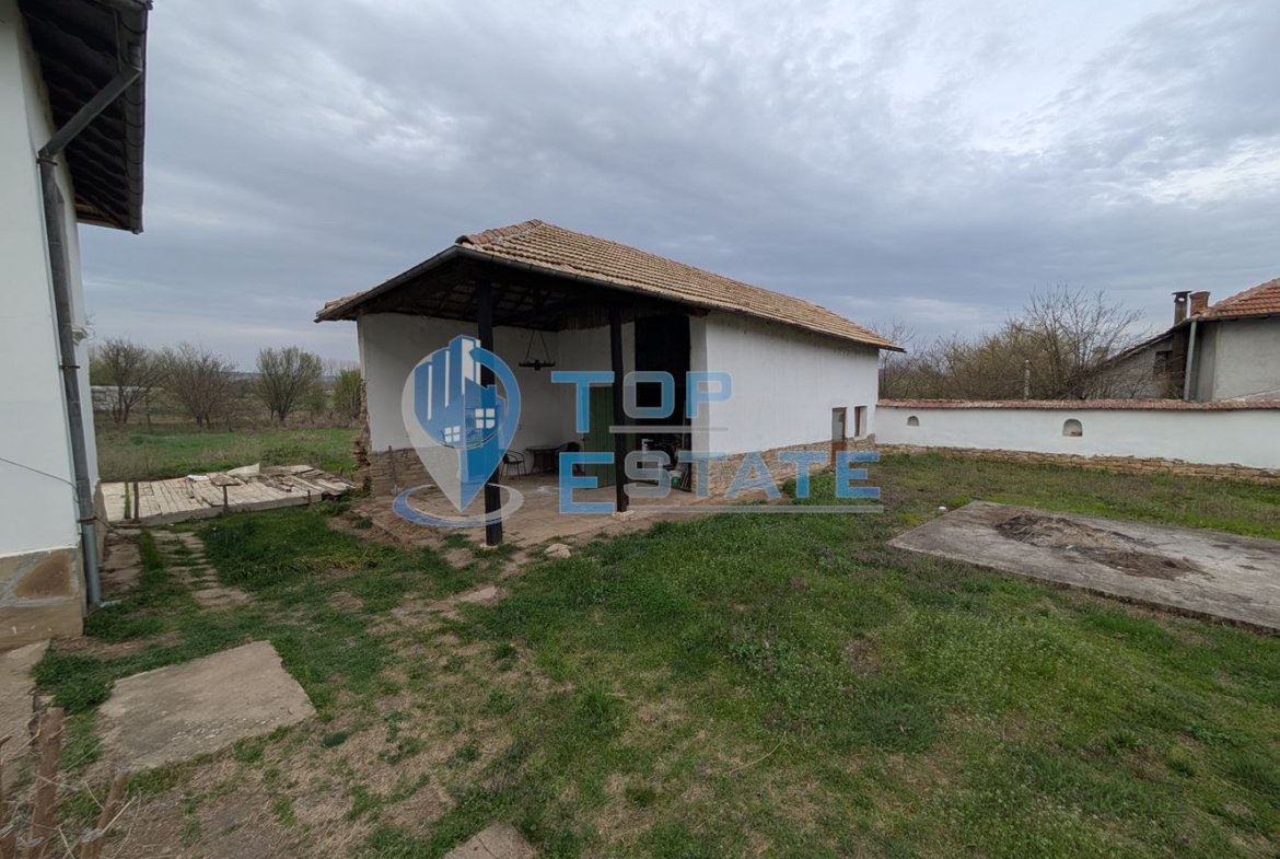 Двуетажна къща с голям двор и кладенец в село Ресен - 0