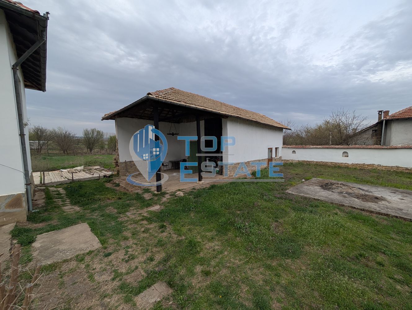 Двуетажна къща с голям двор и кладенец в село Ресен - 0