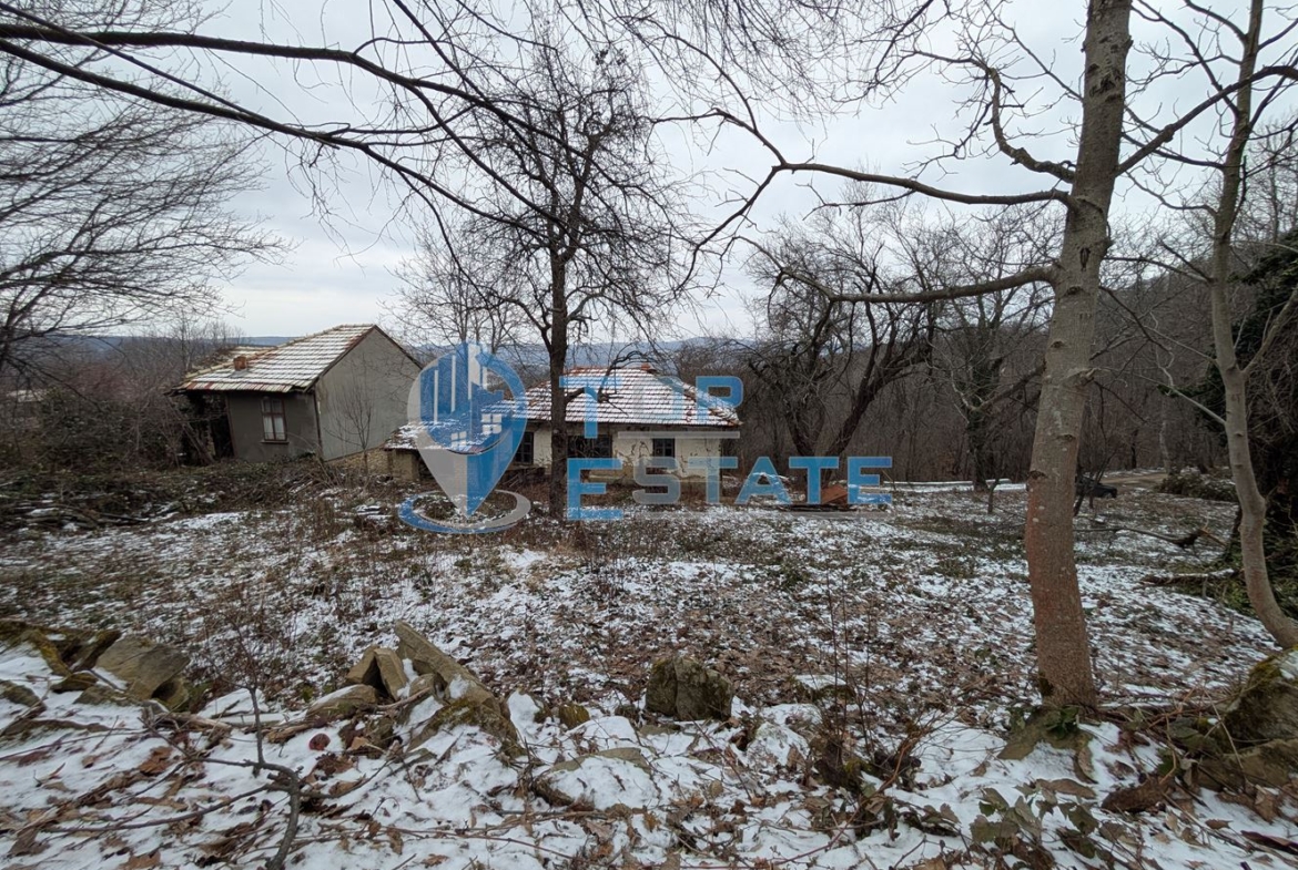 Парцел със стара къща в близост до град Трявна - 0