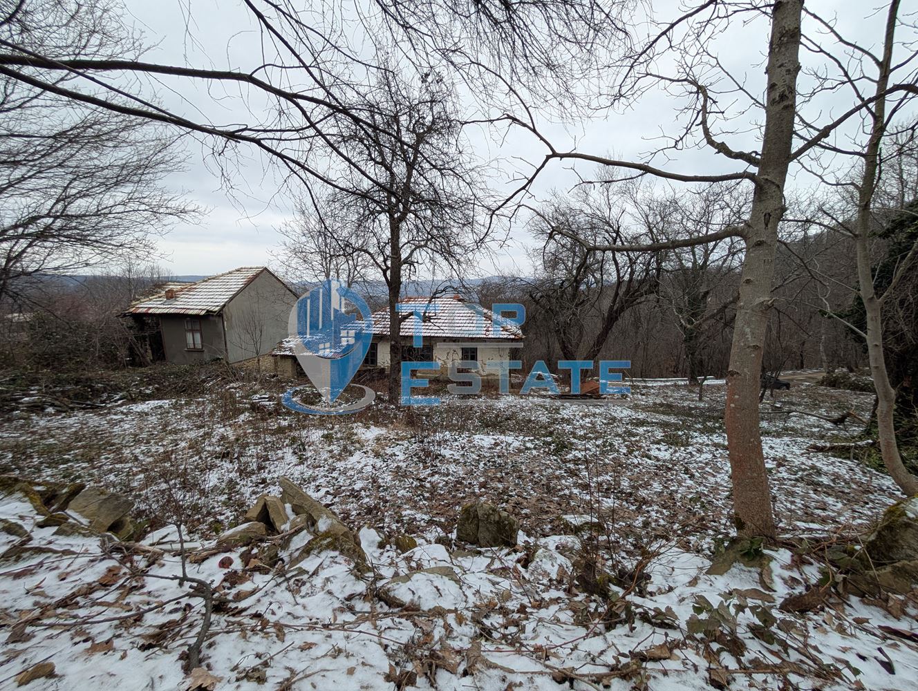 Парцел със стара къща в близост до град Трявна - 0