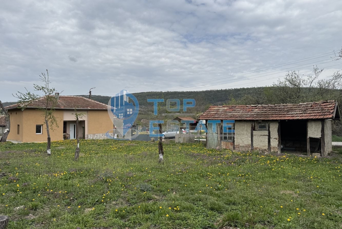 Къща с кладенец и допълнителна постройка в село Пчелище, област Велико Търново - 0