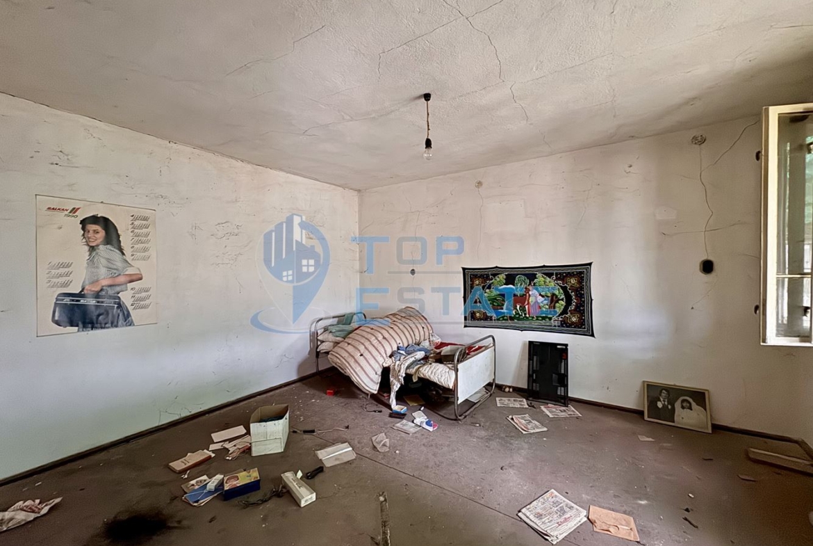 Тухлена къща с голям двор в село Недан, област Велико Търново - 0