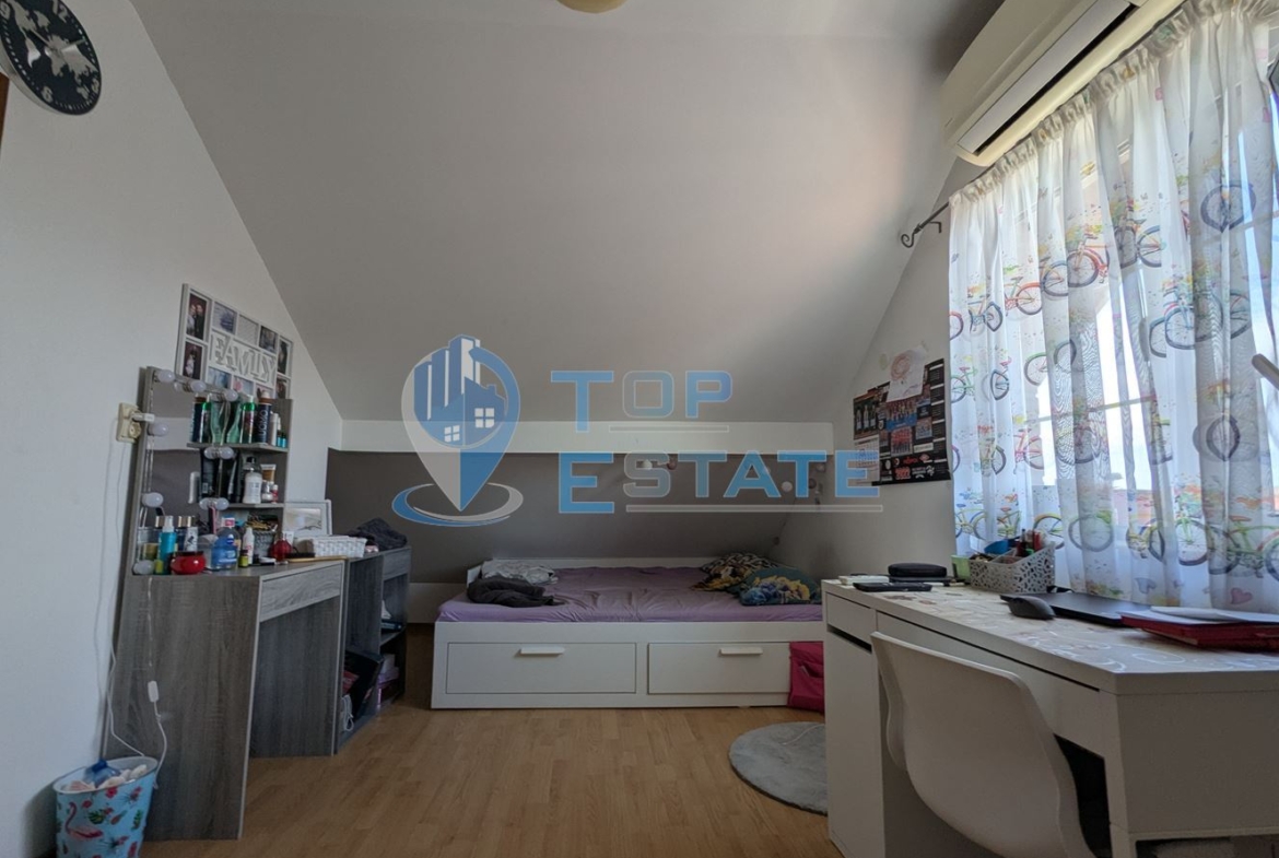 Масивна триетажна къща със сауна и басейн в близост до центъра на град Горна Оряховица, област Велико Търново - 0