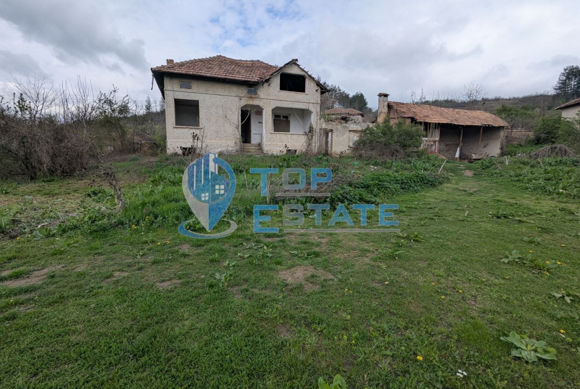 Голям двор със стара къща в покрайнините на село Михалци, област Велико Търново - 0