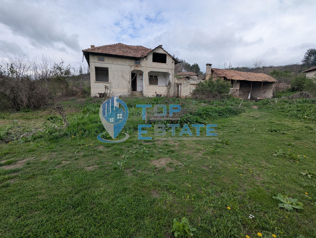 Голям двор със стара къща в покрайнините на село Михалци, област Велико Търново - 0