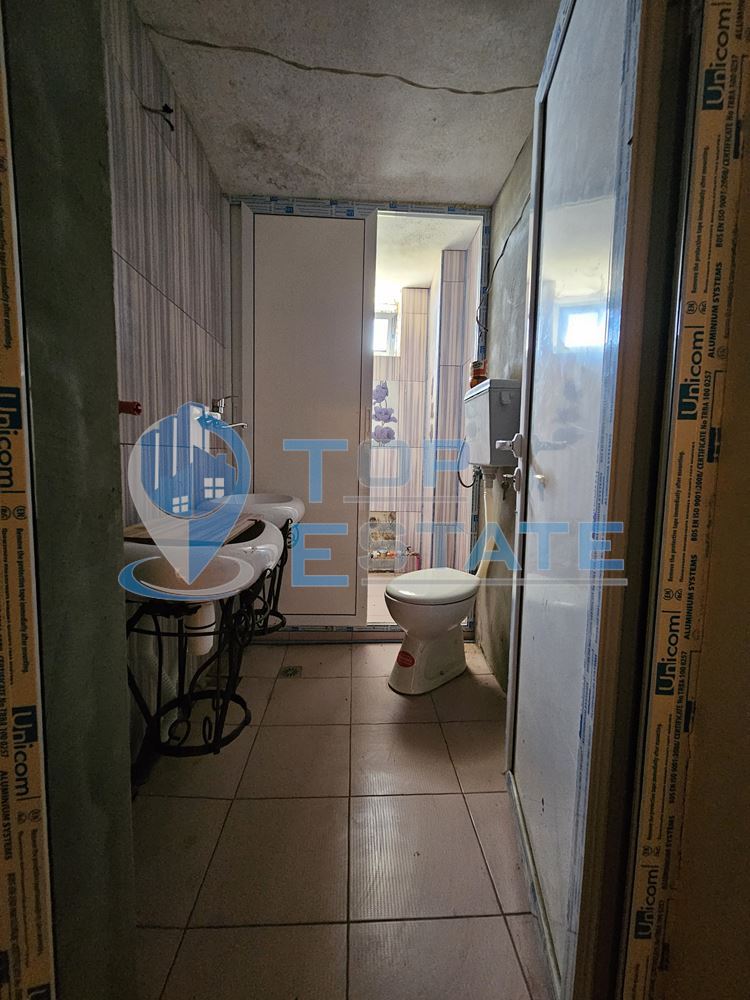 Реновирана къща с голям двор и гараж в село Самоводене - 0