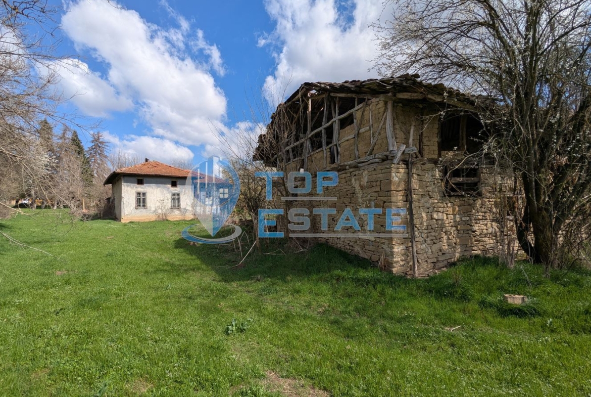 Къща с голям двор и кладенец в село Благоево, област Велико Търново - 0