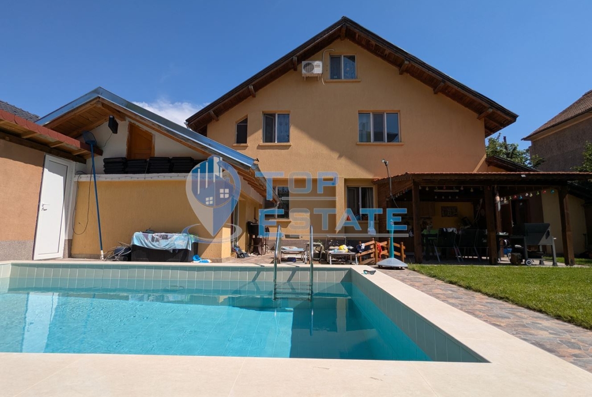 Масивна триетажна къща със сауна и басейн в близост до центъра на град Горна Оряховица, област Велико Търново - 0