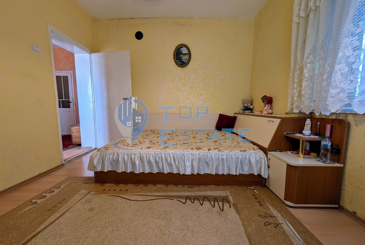 Едноетажна къща с множество стопански постройки и голям двор в село Хаджидимитрово - 0