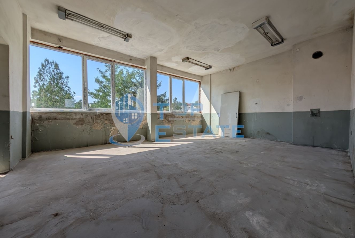 Търговска сграда в центъра на село Самоводене - 0