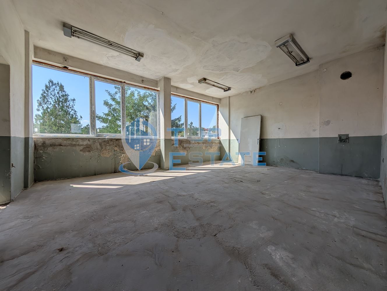 Търговска сграда в центъра на село Самоводене - 0