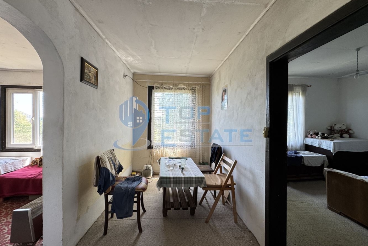 Двуетажна тухлена къща с кладенец и голям двор в село Гоздейка, област Велико Търново - 0