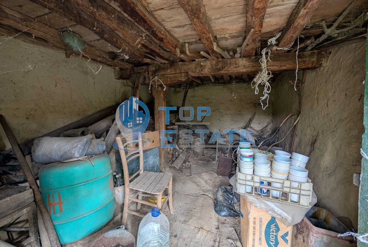 Двуетажна старинна къща с кладенец в село Малки Вършец - 0